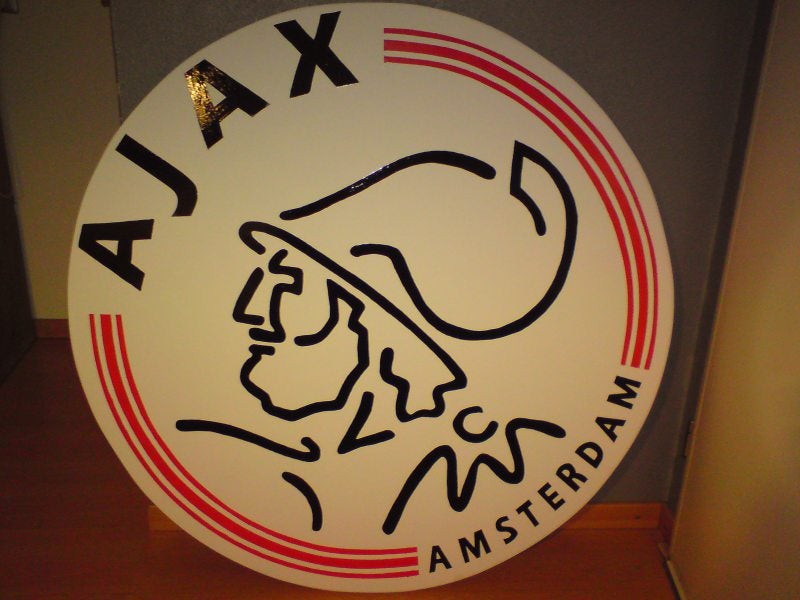Ajax-logo. Materiaal : mdf hout en verf